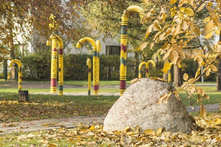 Siguldas spieķu parks ir veltījums Siguldas raksturīgākajam suvenīram – pastaigu spieķim 107907