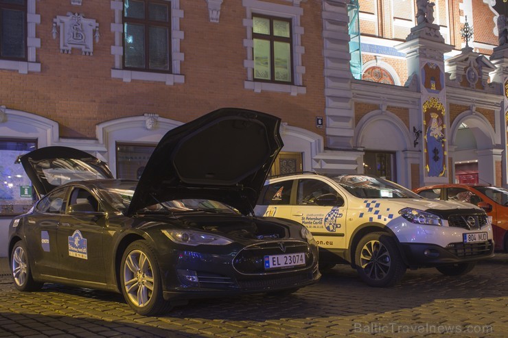Rātslaukumā ieradušies elektromobiļu rallija Sanktpēterburga – Montekarlo dalībnieki 108339