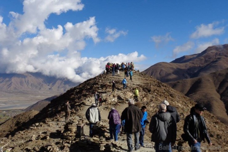 No Tibetas galvaspilsētas Lhasas, ceļā uz Everestu ir jāšķērso vairākas pārejas, kuru augstums pat pārsniedz 5000 m v.j.l. Pirmā ir Kamba La pāreja, k 108378