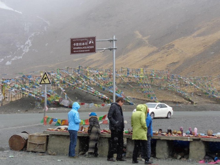 Karo La pāreja (5045 m v.j.l.) mūs pārsteidza ar nelielu sniegputeni. Te noderēja līdzi paņemtie cimdiņi, cepures un šalles - www.impro.lv 108381