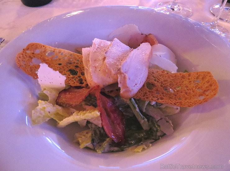 Cēzara salāti ar grilētu vistas krūtiņu un kraukšķīgi ceptu bekonu. Vakariņu viesu izvēlei tiek piedāvāts baltvīns vai sarkanvīns, kā arī tēja vai kaf 108740