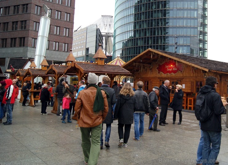 Kā novēroja Travelnews.lv redakcija, Vācijas galvaspilsētā Berlīnē (Potsdamas laukumā) novembra sākumā jau valda Ziemassvētku atmosfēra. Foto sponsors 108832