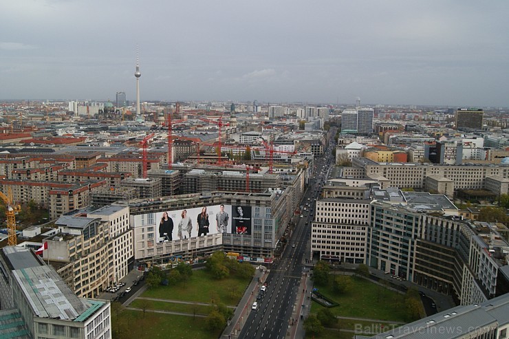 No Berlīnes Potsdamas laukuma paveras elpu aizraujošs skats uz pilsētu. Šeit patiešām var redzēt, ka Berlīne ir metropole - pilsētai malu nemaz nevar  108961