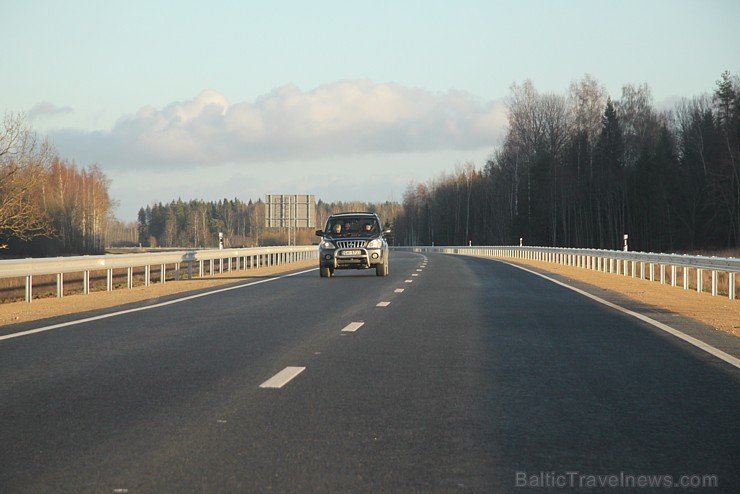 Travelnews.lv izbrauc jauno autoceļa maršrutu Tīnūži - Koknese. Dažos posmos ceļš ar īpašu žogu nodalīts no meža zvēriem. 108975