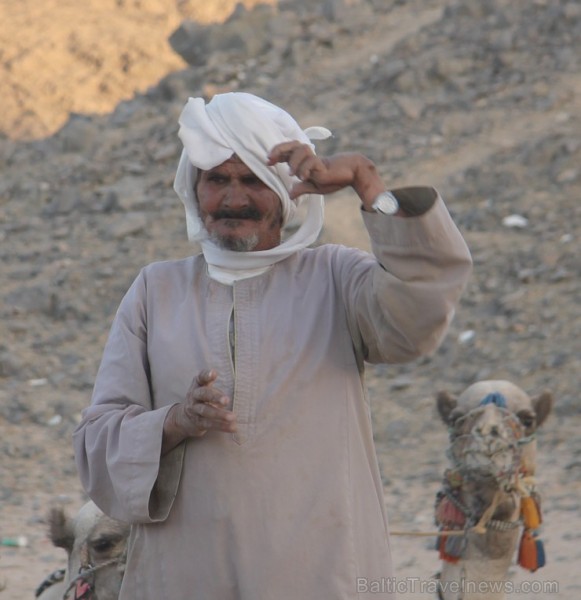 Kopā ar kamieļiem un beduīņiem tuksnesī pie Hurgadas. Vairāk informācijas par ceļojumiem uz Ēģipti pie tūroperatora GoAdventure 109103