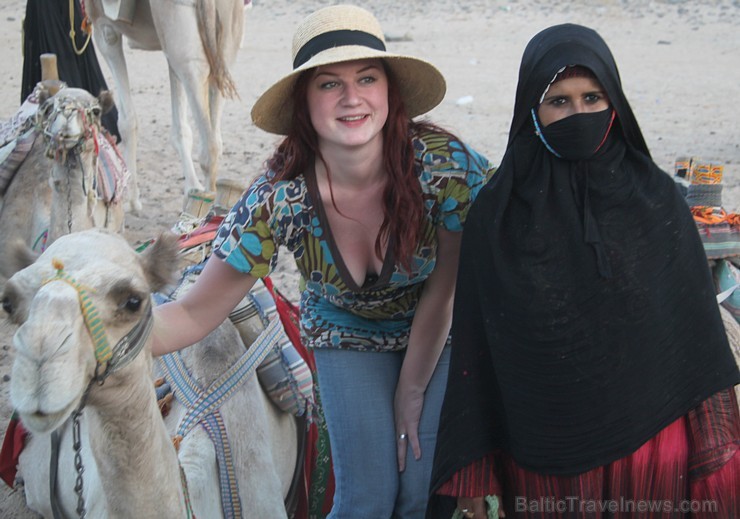 Kopā ar kamieļiem un beduīņiem tuksnesī pie Hurgadas. Vairāk informācijas par ceļojumiem uz Ēģipti pie tūroperatora GoAdventure 109105