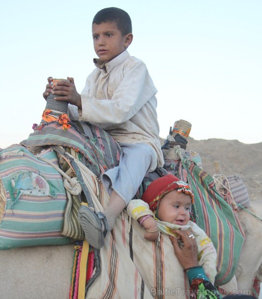 Kopā ar kamieļiem un beduīņiem tuksnesī pie Hurgadas. Vairāk informācijas par ceļojumiem uz Ēģipti pie tūroperatora GoAdventure 109120