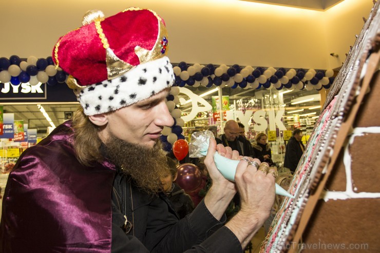 Spices Šopinga festivālā izdekorē lielāko Latvijā jebkad uzbūvēto piparkūku namiņu 109131