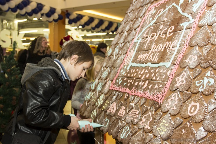 Spices Šopinga festivālā izdekorē lielāko Latvijā jebkad uzbūvēto piparkūku namiņu 109134