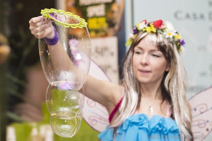 Spices Šopinga festivālā izdekorē lielāko Latvijā jebkad uzbūvēto piparkūku namiņu 109148