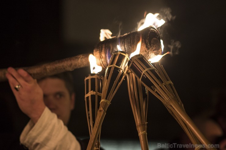 Tradicionālais lāpu gājiens pulcē tūkstošiem cilvēku 109210