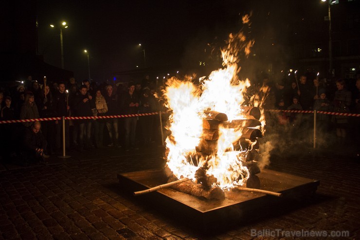 Tradicionālais lāpu gājiens pulcē tūkstošiem cilvēku 109212