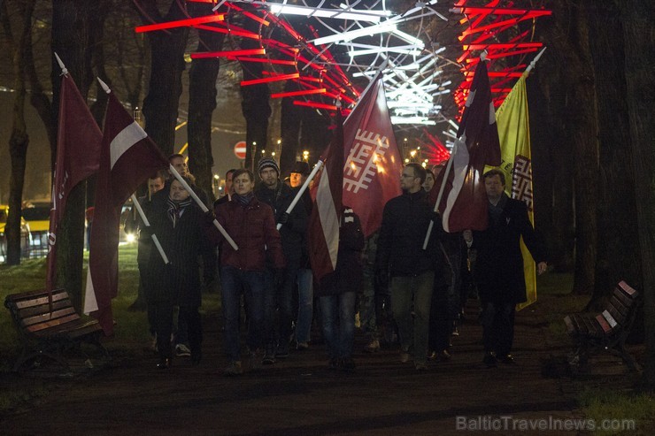 Tradicionālais lāpu gājiens pulcē tūkstošiem cilvēku 109215