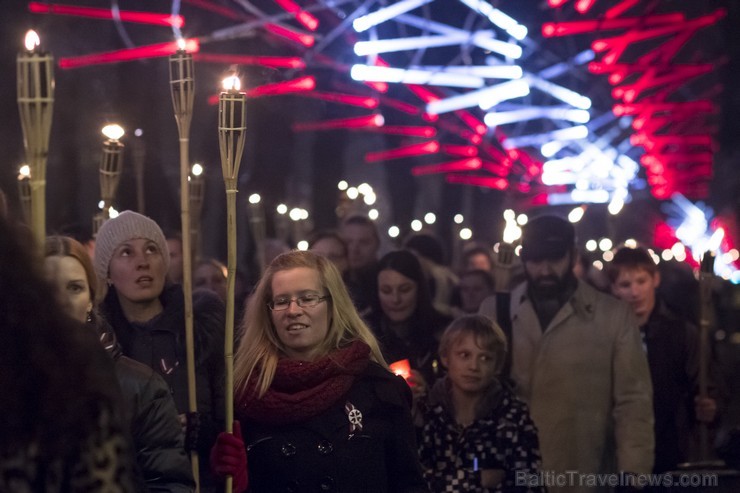 Tradicionālais lāpu gājiens pulcē tūkstošiem cilvēku 109216