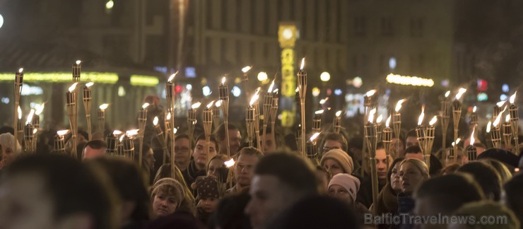 Tradicionālais lāpu gājiens pulcē tūkstošiem cilvēku 109223