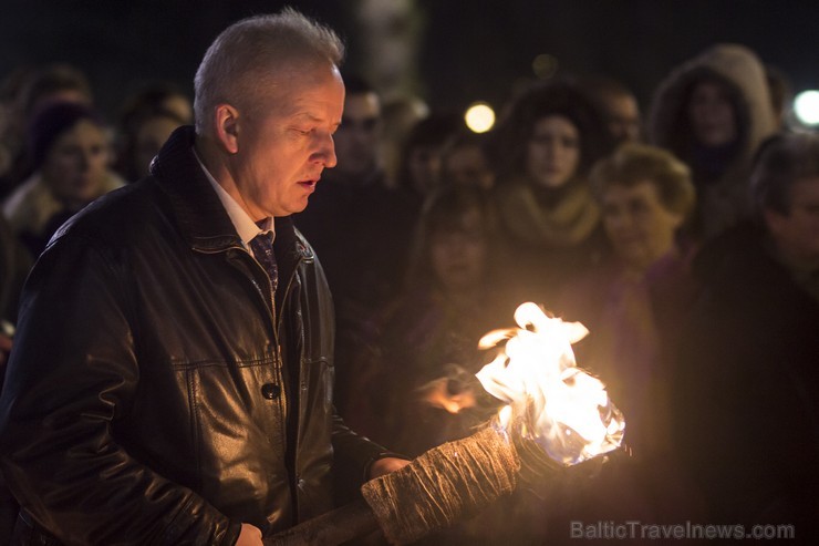 Tradicionālais lāpu gājiens pulcē tūkstošiem cilvēku 109225