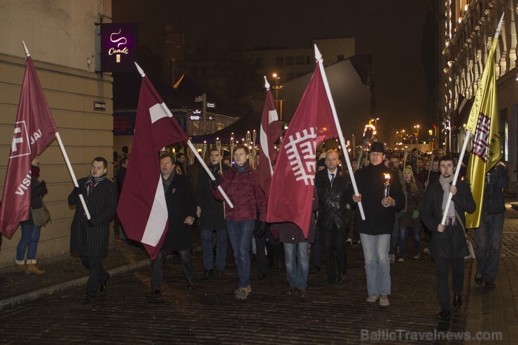 Tradicionālais lāpu gājiens pulcē tūkstošiem cilvēku 109226