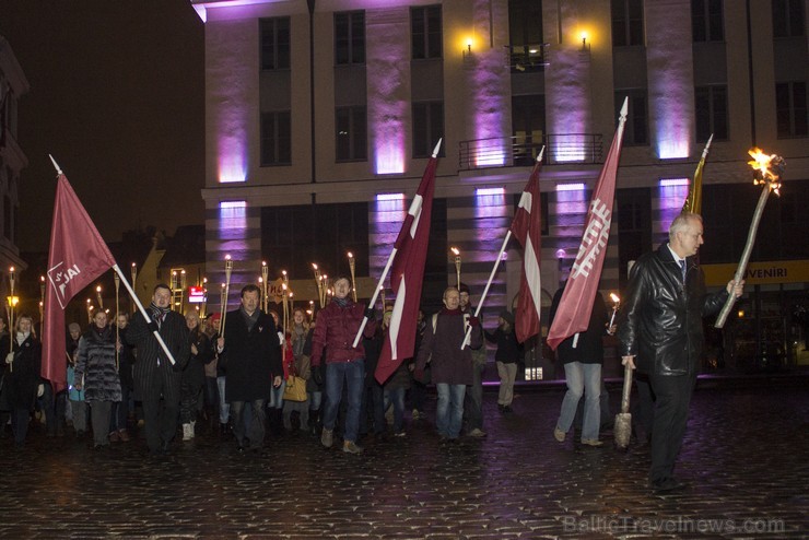 Tradicionālais lāpu gājiens pulcē tūkstošiem cilvēku 109227