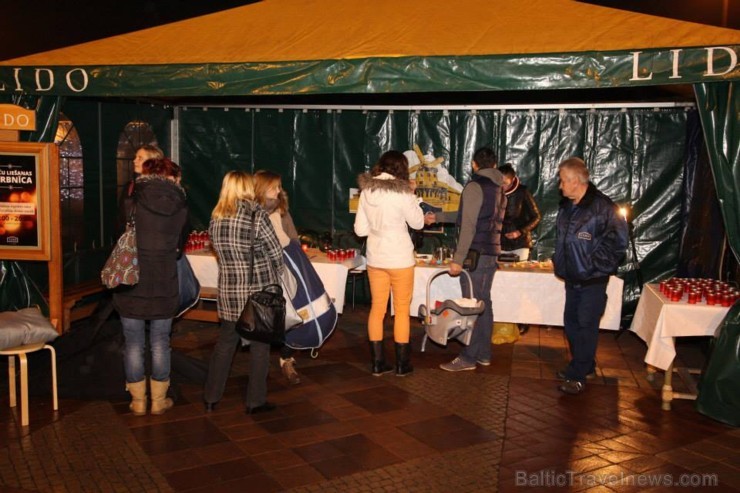 Atzīmējot Lāčplēša dienu, Lido Atpūtas centra apmeklētājiem bija iespēja izgatavot svecīti Sveču liešanas darbnīcā un piedalīties Pateicības uguns ied 109303