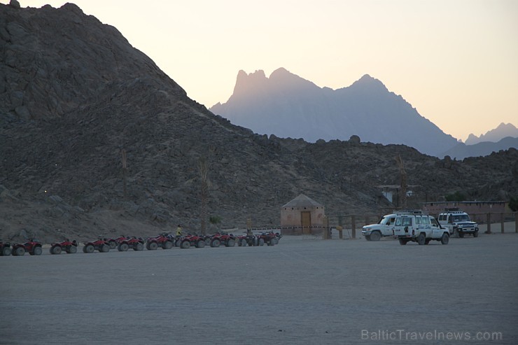 Travelnews.lv ciemojas pie beduīniem. Vairāk informācijas par ceļojumiem uz Ēģipti - www.GoAdventure.lv 109547
