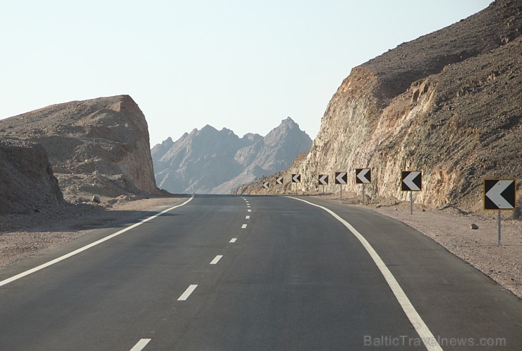 Ceļš no Hurgadas uz Luksoru tiek būvēts par labu tūristiem. Vairāk par ceļojumiem uz Ēģipti - www.goadventure.lv 109554