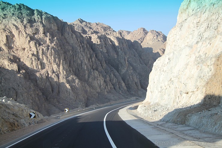Ceļš no Hurgadas uz Luksoru tiek būvēts par labu tūristiem. Vairāk par ceļojumiem uz Ēģipti - www.goadventure.lv 109557