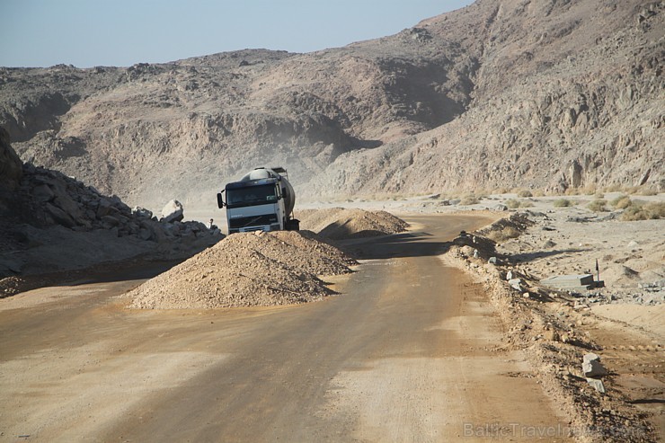 Ceļš no Hurgadas uz Luksoru tiek būvēts par labu tūristiem. Vairāk par ceļojumiem uz Ēģipti - www.goadventure.lv 109571