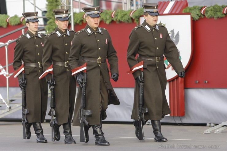 Tūkstošiem cilvēku klātienē vēro Nacionālo bruņoto spēku militāro parādi 109634