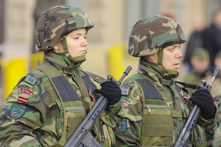 Tūkstošiem cilvēku klātienē vēro Nacionālo bruņoto spēku militāro parādi 109636