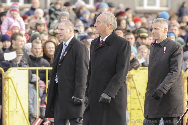 Tūkstošiem cilvēku klātienē vēro Nacionālo bruņoto spēku militāro parādi 109640