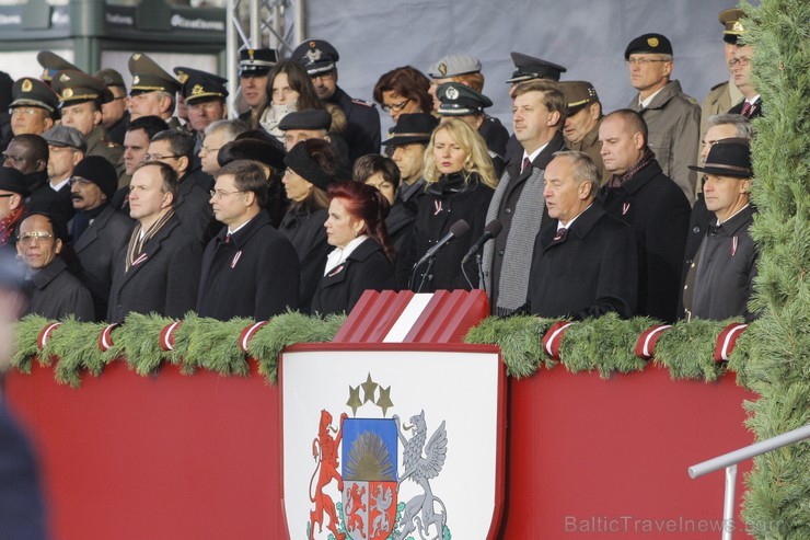 Tūkstošiem cilvēku klātienē vēro Nacionālo bruņoto spēku militāro parādi 109641