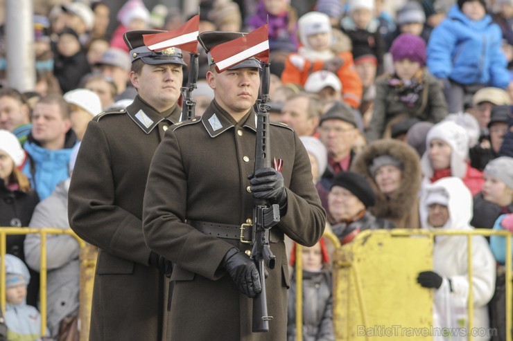 Tūkstošiem cilvēku klātienē vēro Nacionālo bruņoto spēku militāro parādi 109643