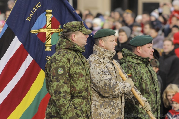 Tūkstošiem cilvēku klātienē vēro Nacionālo bruņoto spēku militāro parādi 109644