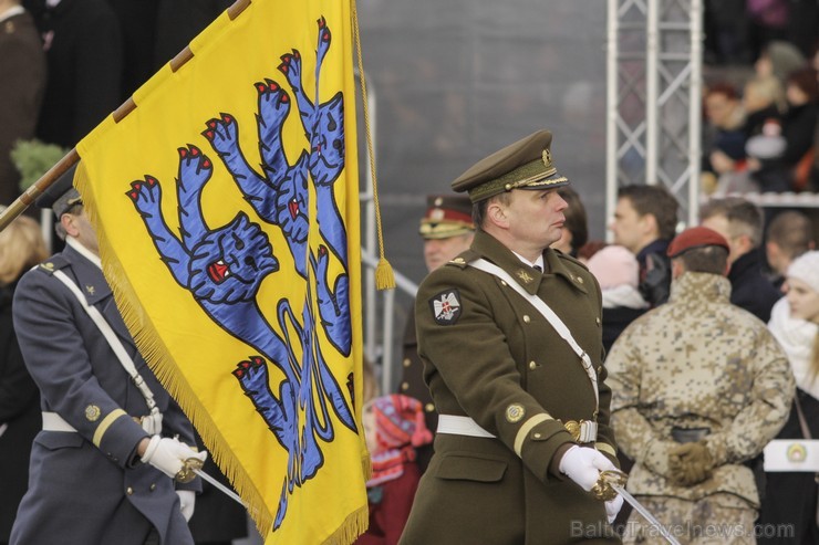 Tūkstošiem cilvēku klātienē vēro Nacionālo bruņoto spēku militāro parādi 109645