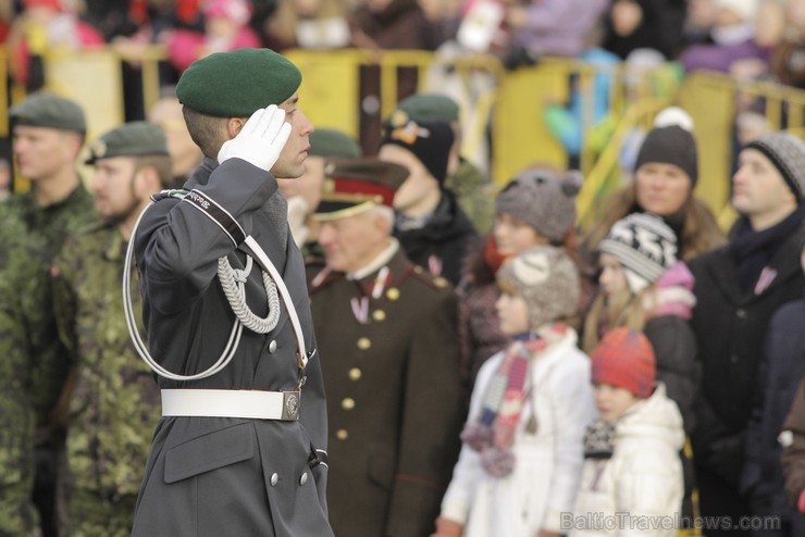 Tūkstošiem cilvēku klātienē vēro Nacionālo bruņoto spēku militāro parādi 109647