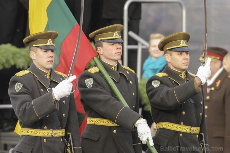 Tūkstošiem cilvēku klātienē vēro Nacionālo bruņoto spēku militāro parādi 109649