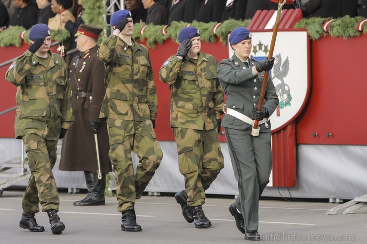 Tūkstošiem cilvēku klātienē vēro Nacionālo bruņoto spēku militāro parādi 109650