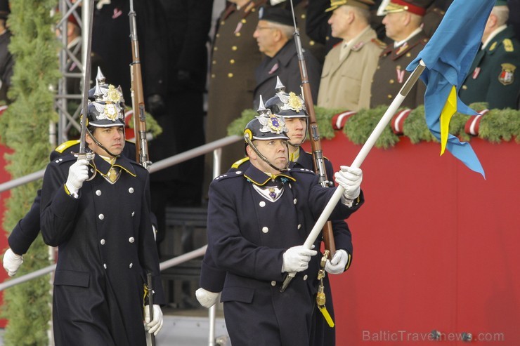 Tūkstošiem cilvēku klātienē vēro Nacionālo bruņoto spēku militāro parādi 109651