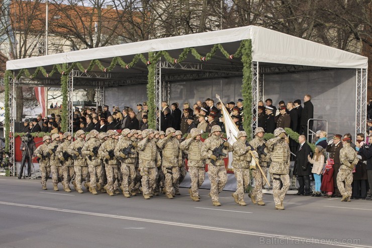 Tūkstošiem cilvēku klātienē vēro Nacionālo bruņoto spēku militāro parādi 109652