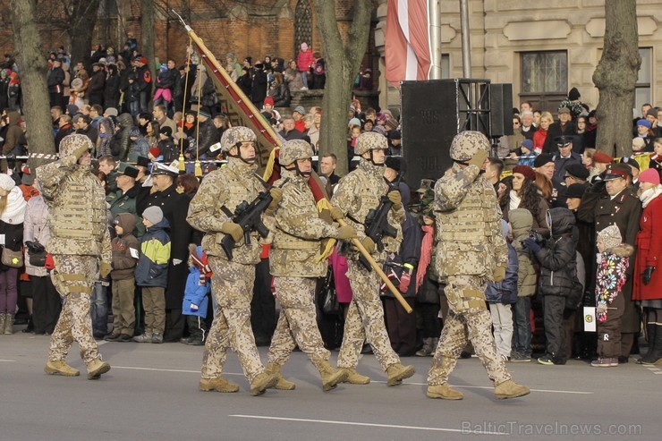 Tūkstošiem cilvēku klātienē vēro Nacionālo bruņoto spēku militāro parādi 109653