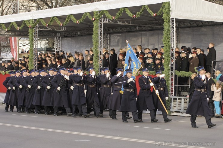 Tūkstošiem cilvēku klātienē vēro Nacionālo bruņoto spēku militāro parādi 109654