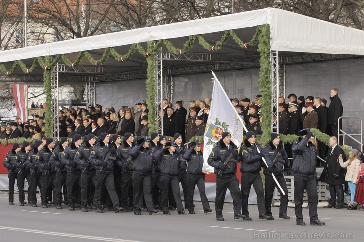 Tūkstošiem cilvēku klātienē vēro Nacionālo bruņoto spēku militāro parādi 109655