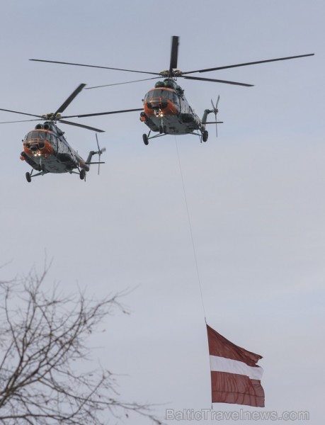 Tūkstošiem cilvēku klātienē vēro Nacionālo bruņoto spēku militāro parādi 109656