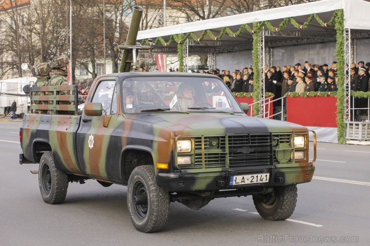 Tūkstošiem cilvēku klātienē vēro Nacionālo bruņoto spēku militāro parādi 109661