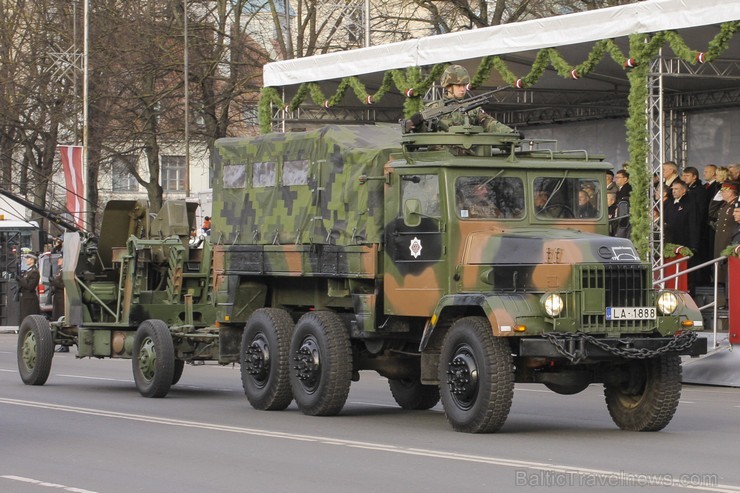 Tūkstošiem cilvēku klātienē vēro Nacionālo bruņoto spēku militāro parādi 109662