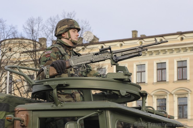 Tūkstošiem cilvēku klātienē vēro Nacionālo bruņoto spēku militāro parādi 109663