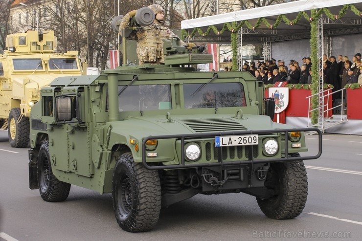 Tūkstošiem cilvēku klātienē vēro Nacionālo bruņoto spēku militāro parādi 109664