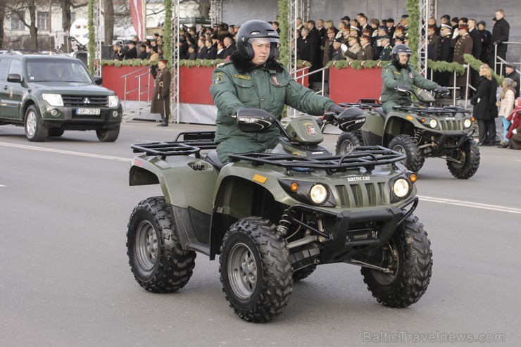 Tūkstošiem cilvēku klātienē vēro Nacionālo bruņoto spēku militāro parādi 109666