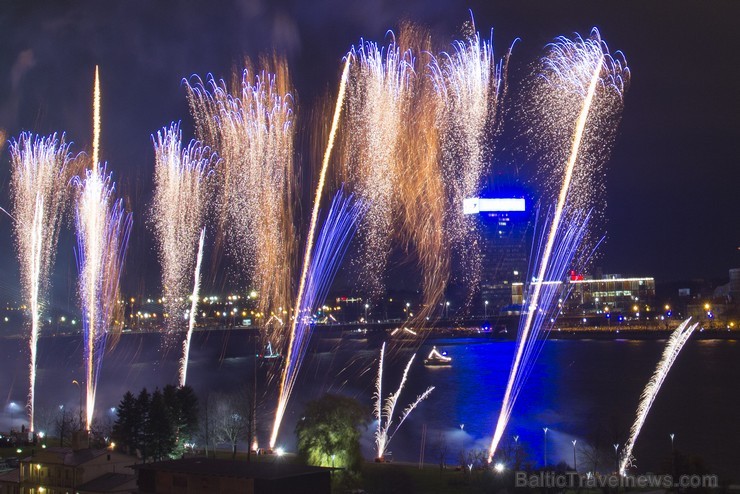 Skats uz 18. novembra svētku uguņošanu no Radisson Blu Daugava 109673