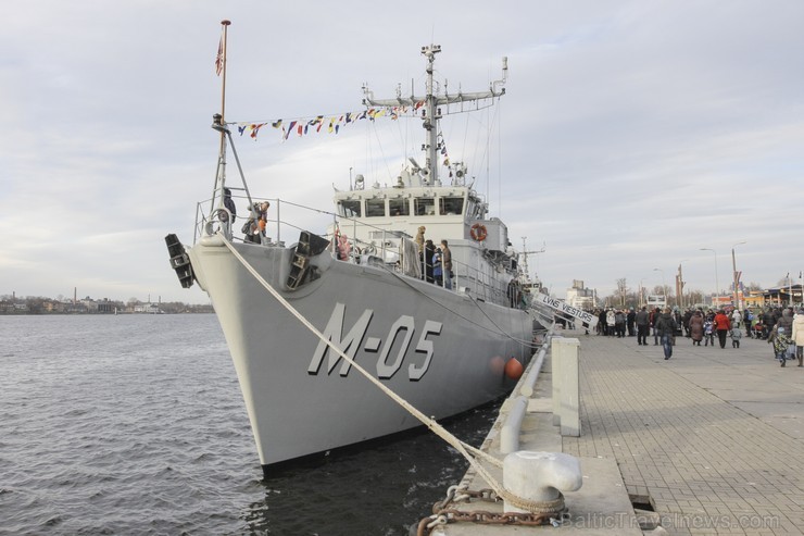 Svētku laikā demonstrēts mīnu meklētājs M-05 Viesturs robežsardzes kuģis Rānda un kuteris RK-19, Jūras spēku flotiles kuģis KA-06 Gaisma, patruļkuģi P 109713